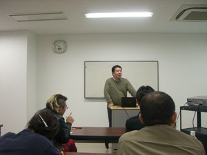 JETさんの話を真剣に聞いてます